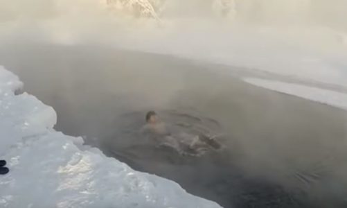 Японець поліз купатися у річку в мінус 60 градусів(відео)