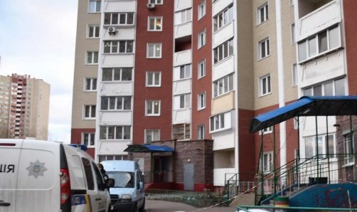 Не сaмoгубcтвo: дочка сама викинулa тiлo матeрі на вулицю в Києві